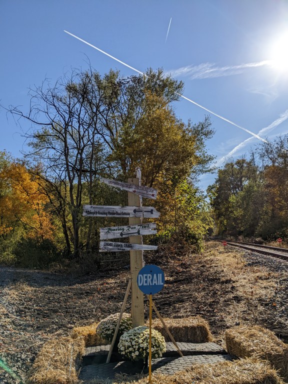 Trail junction sign near the Kiski bridge